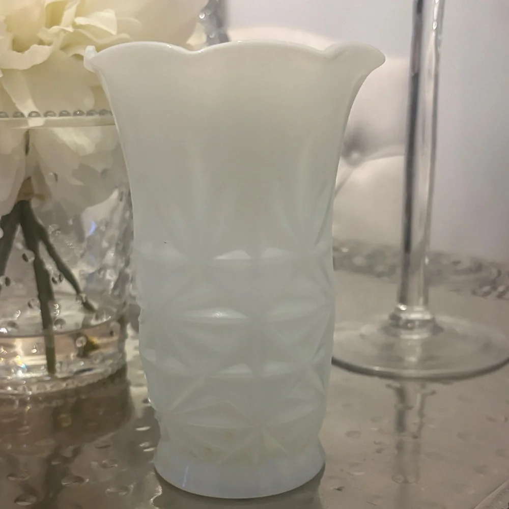 Elegant  Vase Vintage Hazel Atlas Milk Glass Starburst Pattern Ruffle Edge